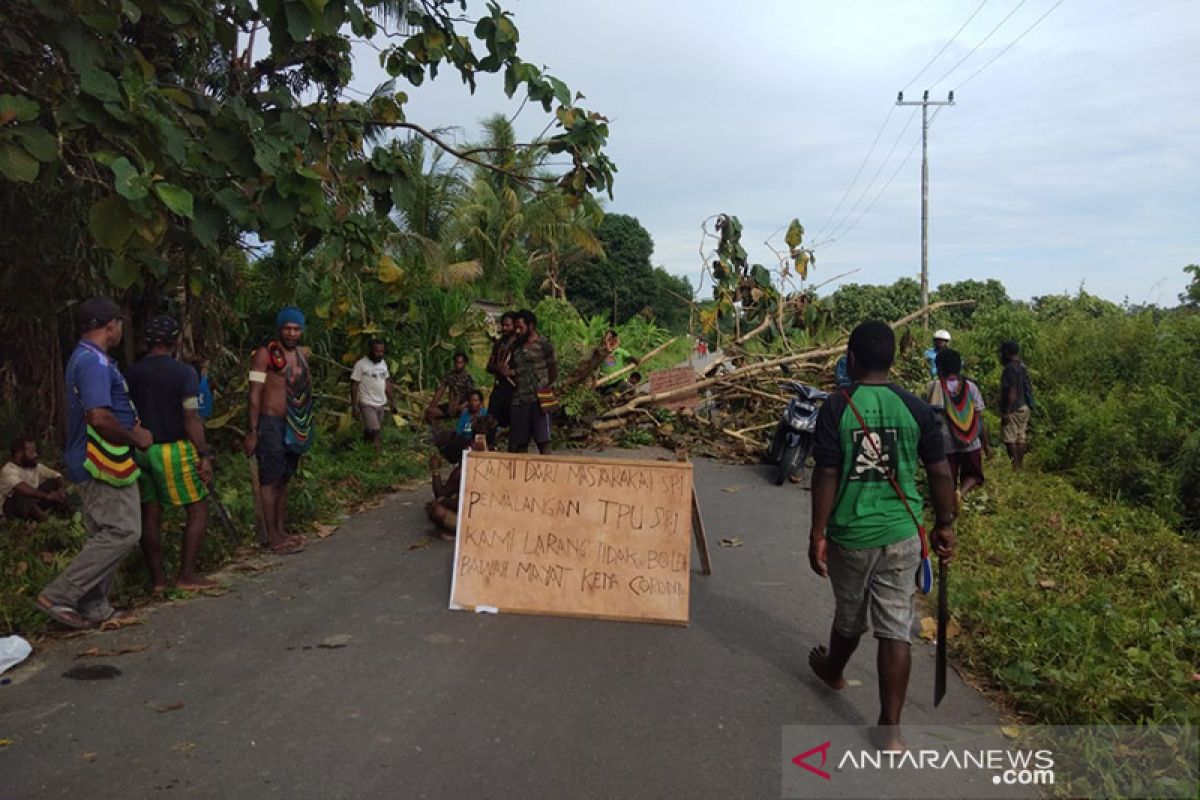 Polisi bubarkan secara paksa warga blokade jalan TPU di Timika