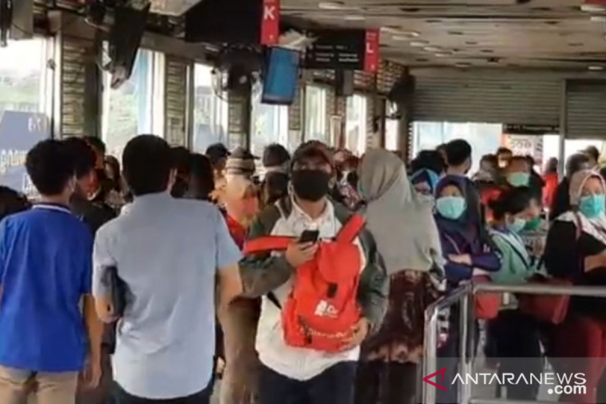 PSBB diterapkan kerumunan penumpang di halte berkurang