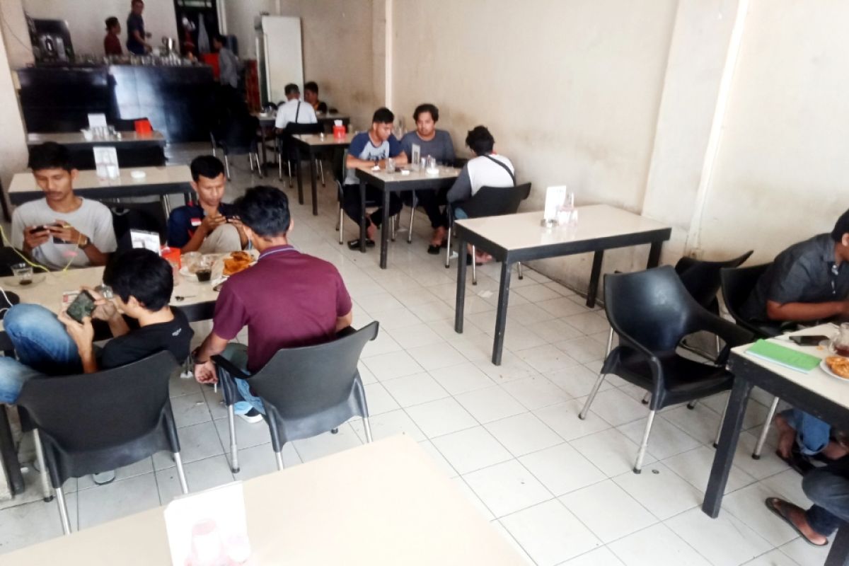 Sejumlah warung kopi di Aceh Barat mulai terapkan social distancing