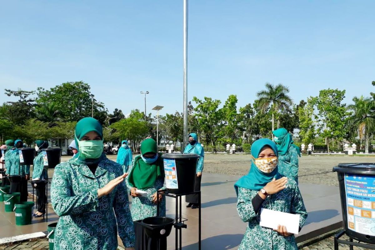 TP PKK Kubu Raya serahkan 128 unit sarana cuci tangan