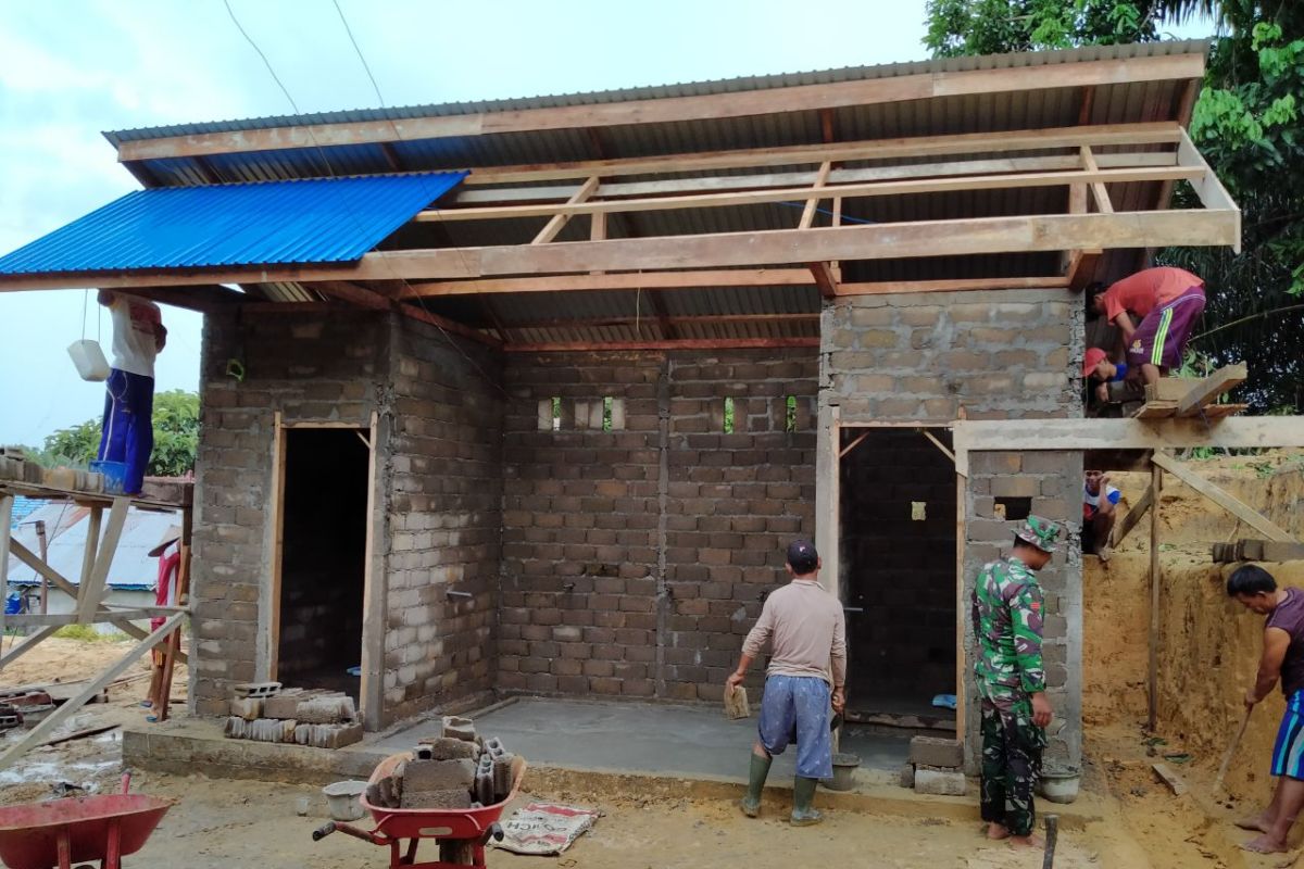 Prajurit Satgas TMMD pasang atap tempat wudhu dan MCK Masjid Al Muttaqin