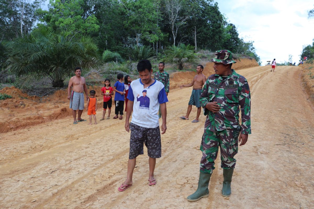 Warga Dusun Jonti, mencoba jalan hasil pengerjaan TMMD