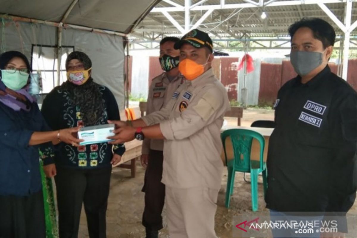 Anggota DPRD Kotabaru bagi-bagi masker dan disinfektan cegah COVID-19