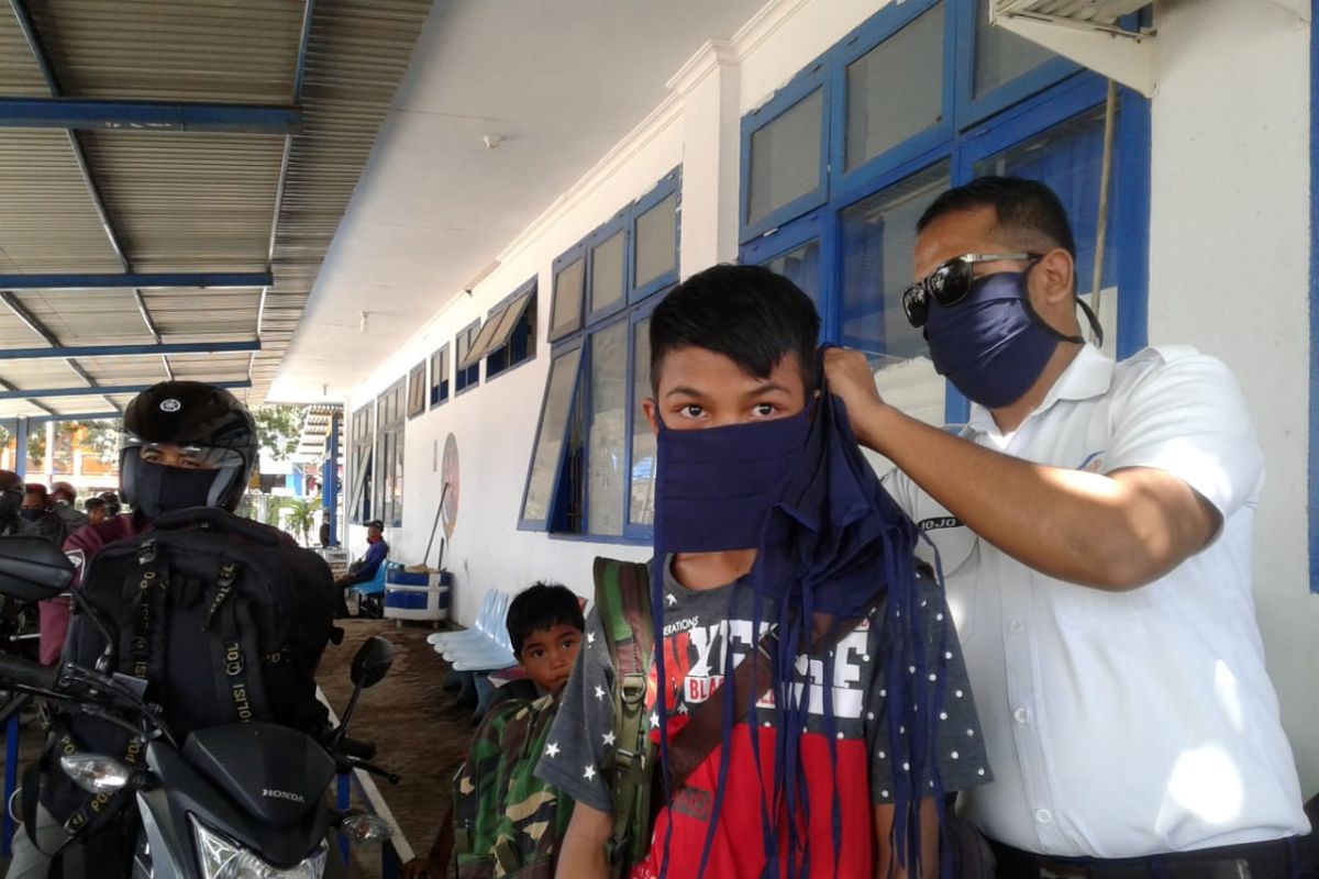 Cegah COVID-19, ASDP Baubau bagikan masker kepada pengguna jasa transportasi