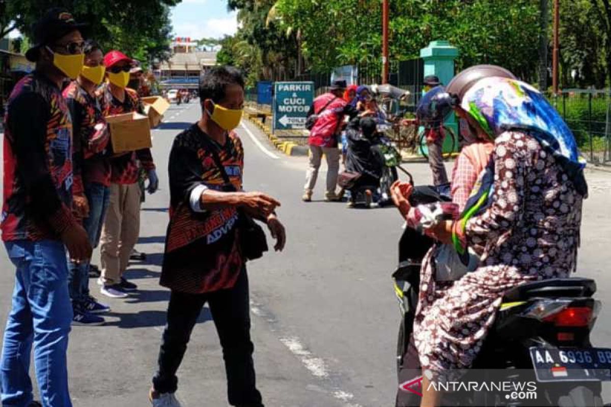 Komunitas kendaraan wisata "Parang Menoreh Jeep Adventure" bagikan 1.500 masker di Borobudur