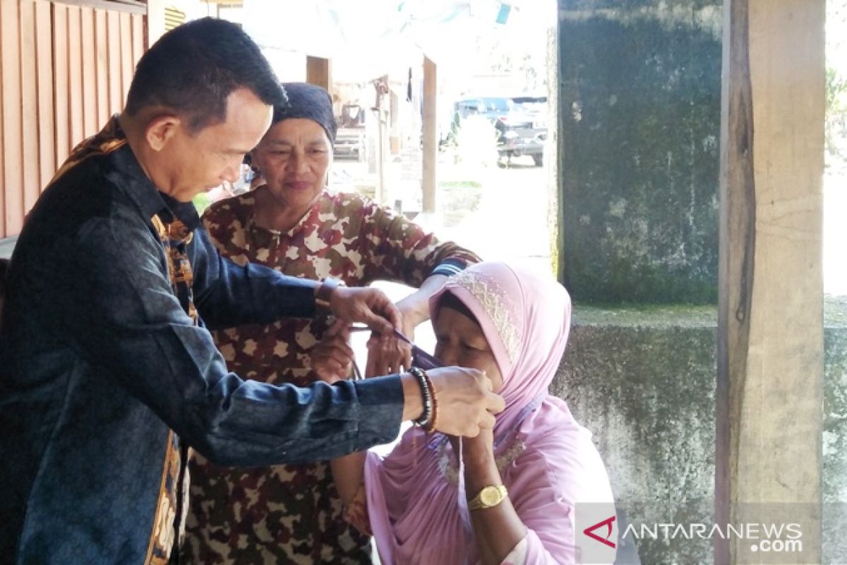 Anggota DPRD Padang Pariaman bagikan ratusan masker saat reses