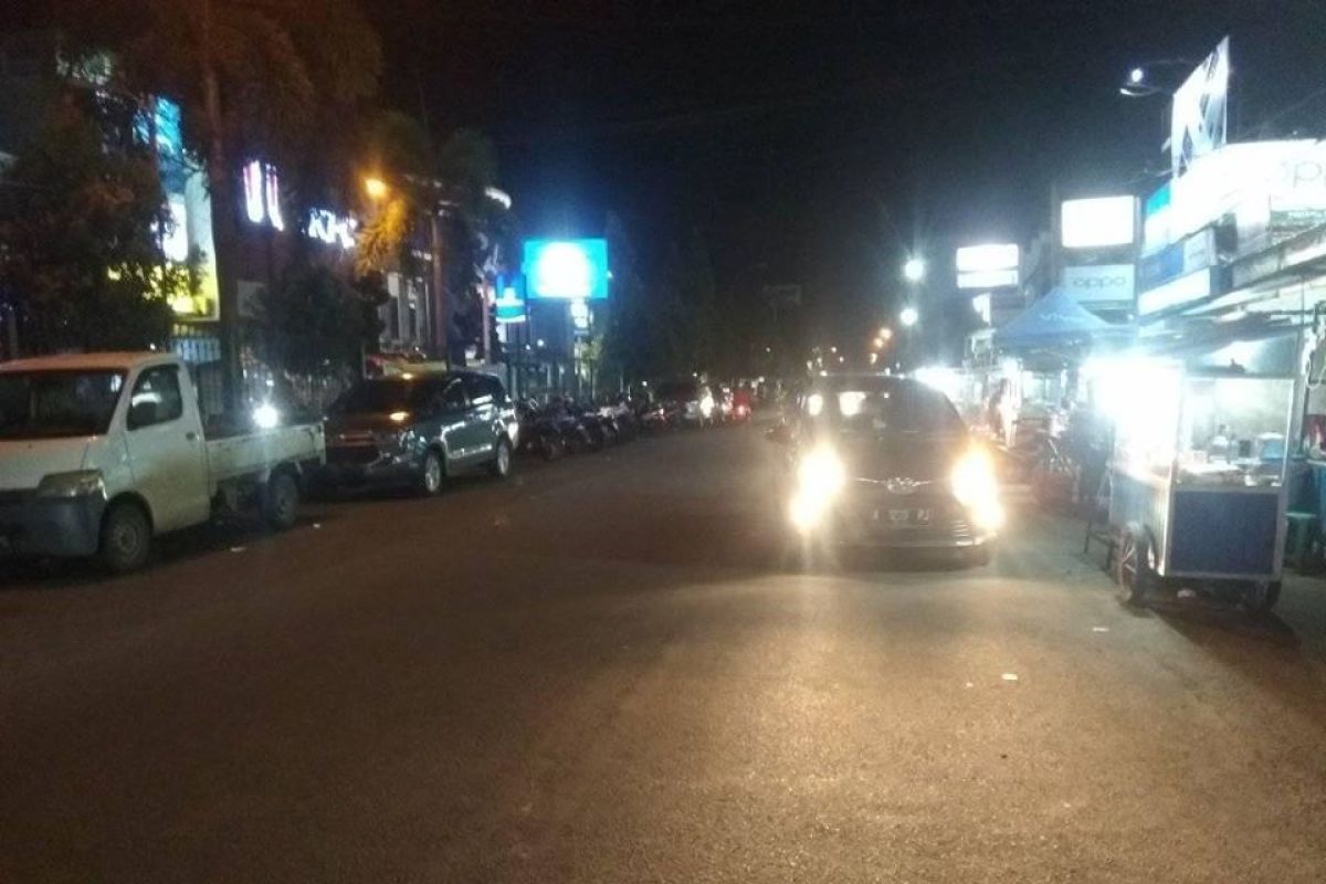 Aktivitas malam di Rangkasbitung tetap ramai saat wabah COVID-19