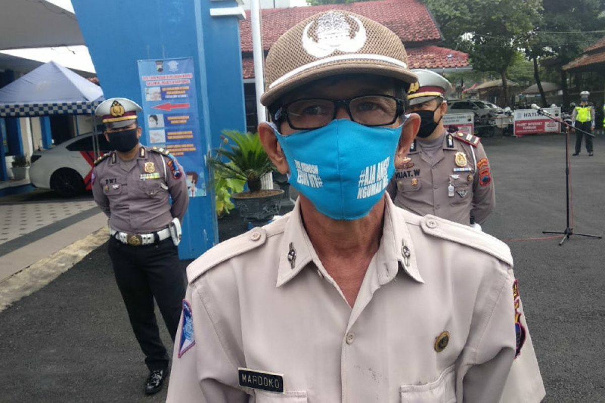 Anggota Satlantas Polresta Banyumas adu kreativitas bikin masker