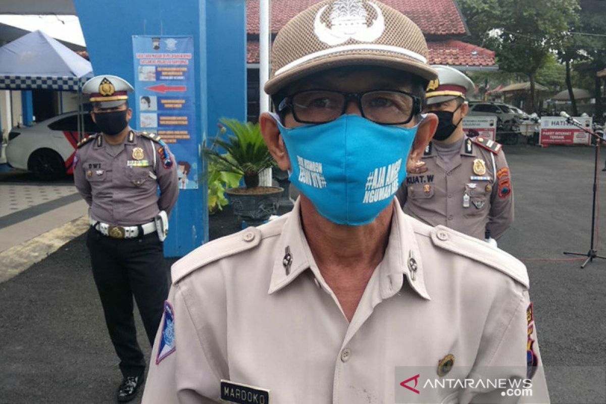 Cegah corona, anggota Polresta Banyumas adu kreativitas buat masker