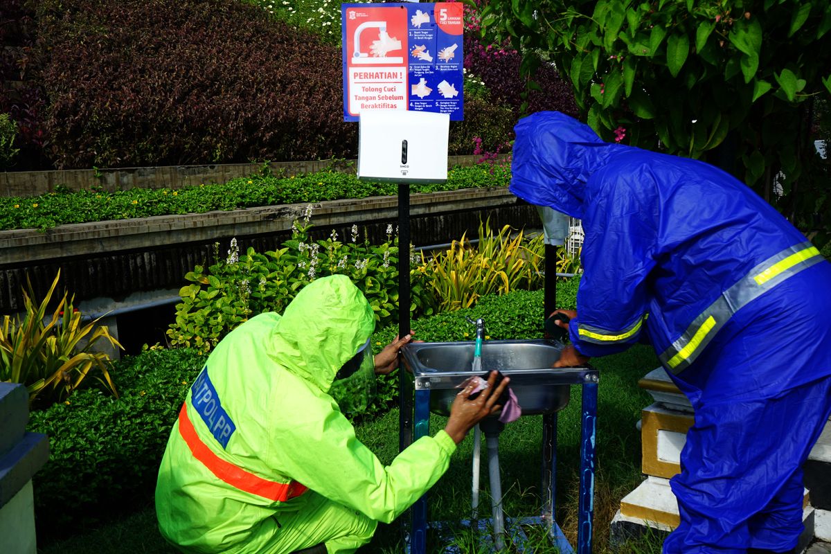 Petugas perbaiki wastafel dan bilik sterilisasi yang rusak di ruang publik Surabaya