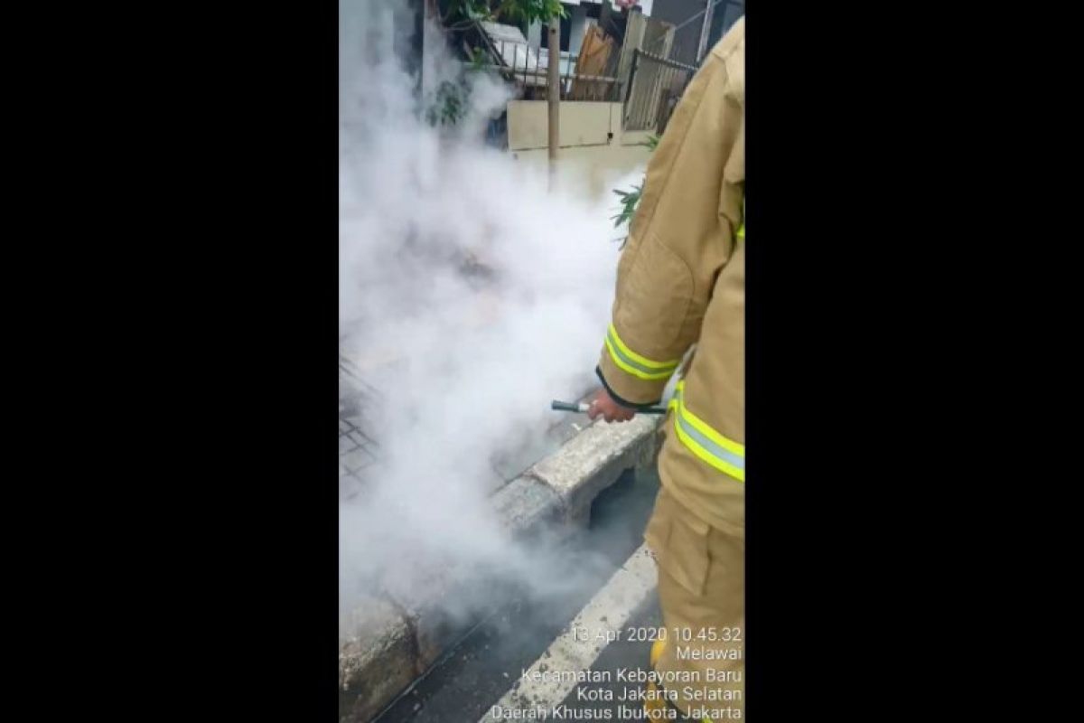 Diduga  korsleting, kabel optik bawah tanah terbakar di Fatmawati