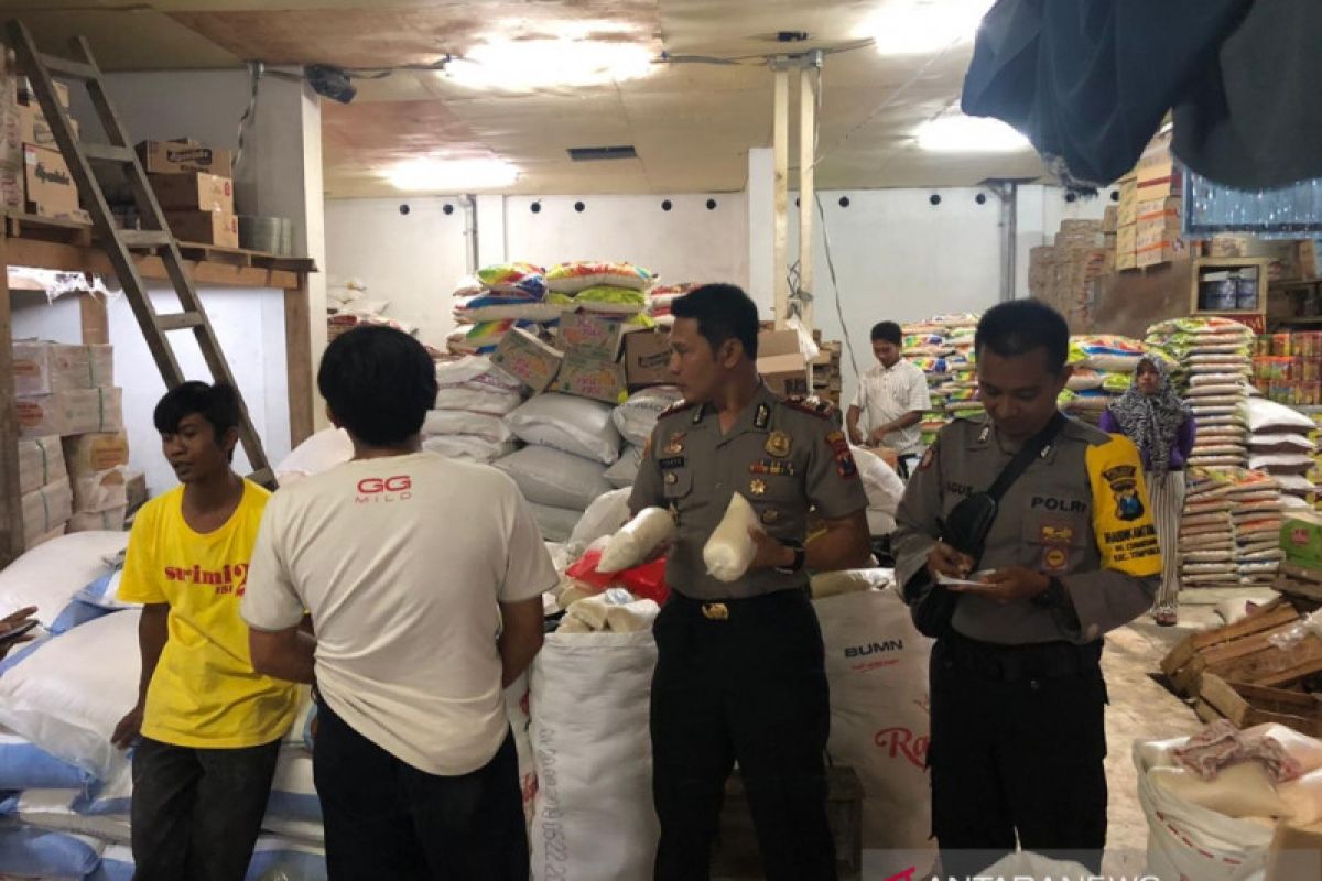 Polisi Jember patroli untuk pastikan tidak ada penimbunan bahan pokok