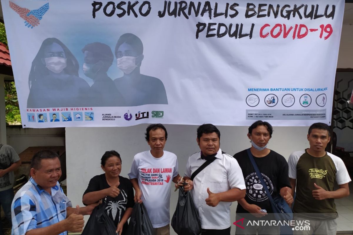 Pandemi COVID-19, jurnalis Bengkulu salurkan 100 paket sembako