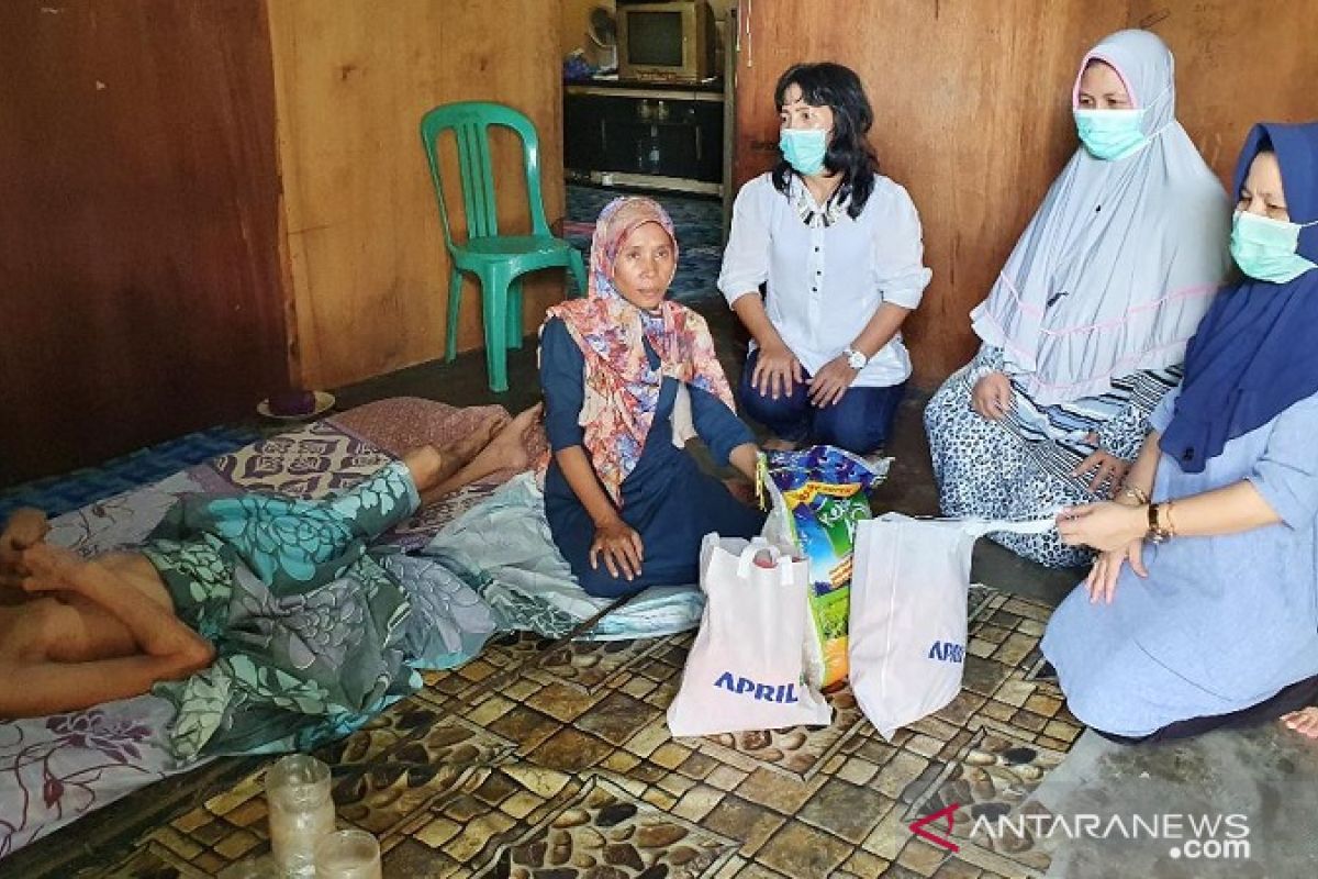 Peduli masyarakat terdampak COVID-19, karyawan RAPP dan APR swadaya salurkan bantuan