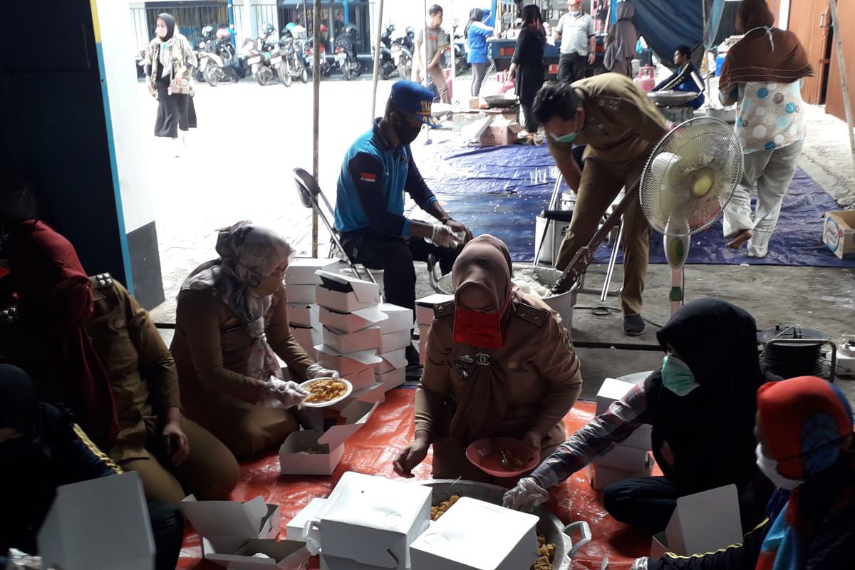 Pemrov Lampung bagikan nasi 1.200 kotak setiap setiap hari