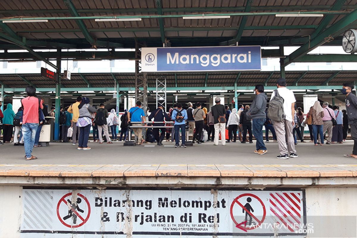Hari kelima PSBB Stasiun Manggarai masih ramai penumpang