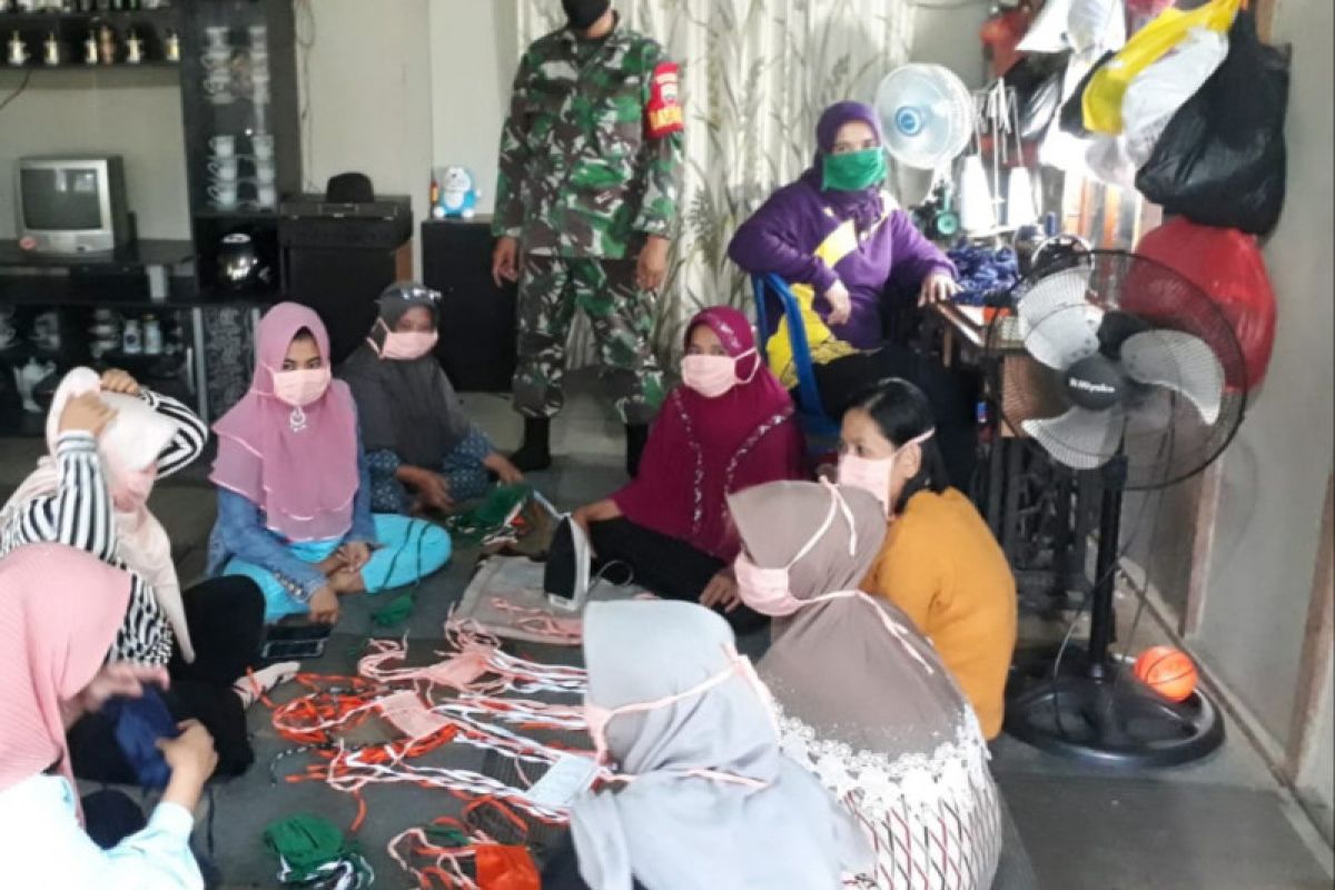 Bersama Ibu PKK, Serda Januar Effendi bikin masker kain