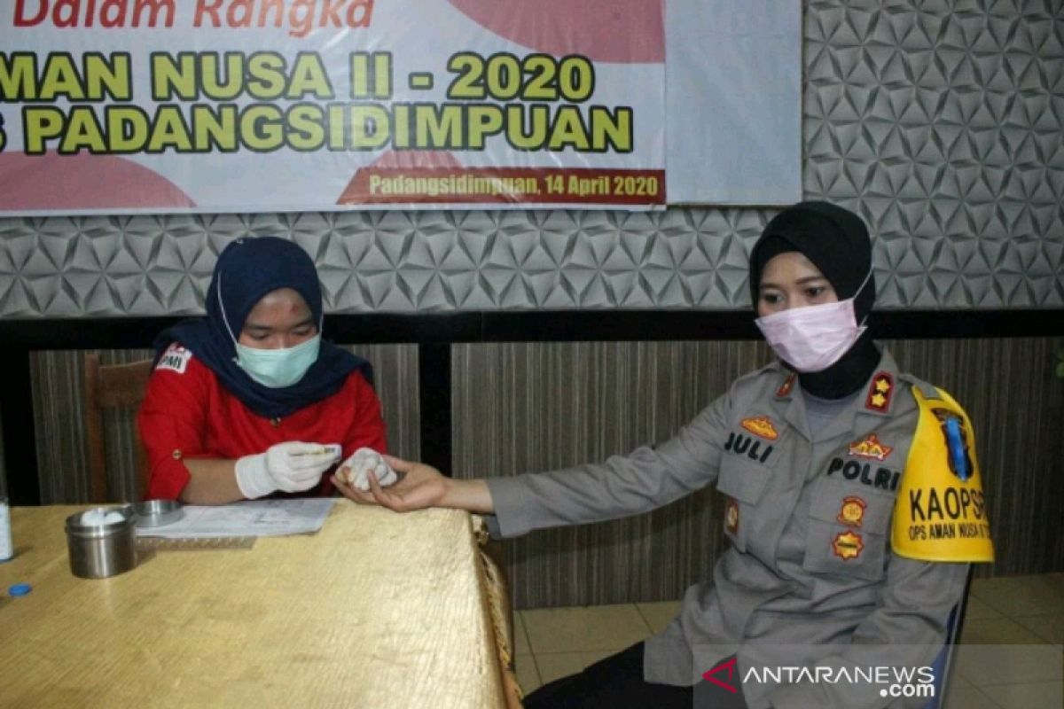 Ditengah pandemi COVID-19, Polisi Padangsidimpuan sumbangkan 28 kantong darah