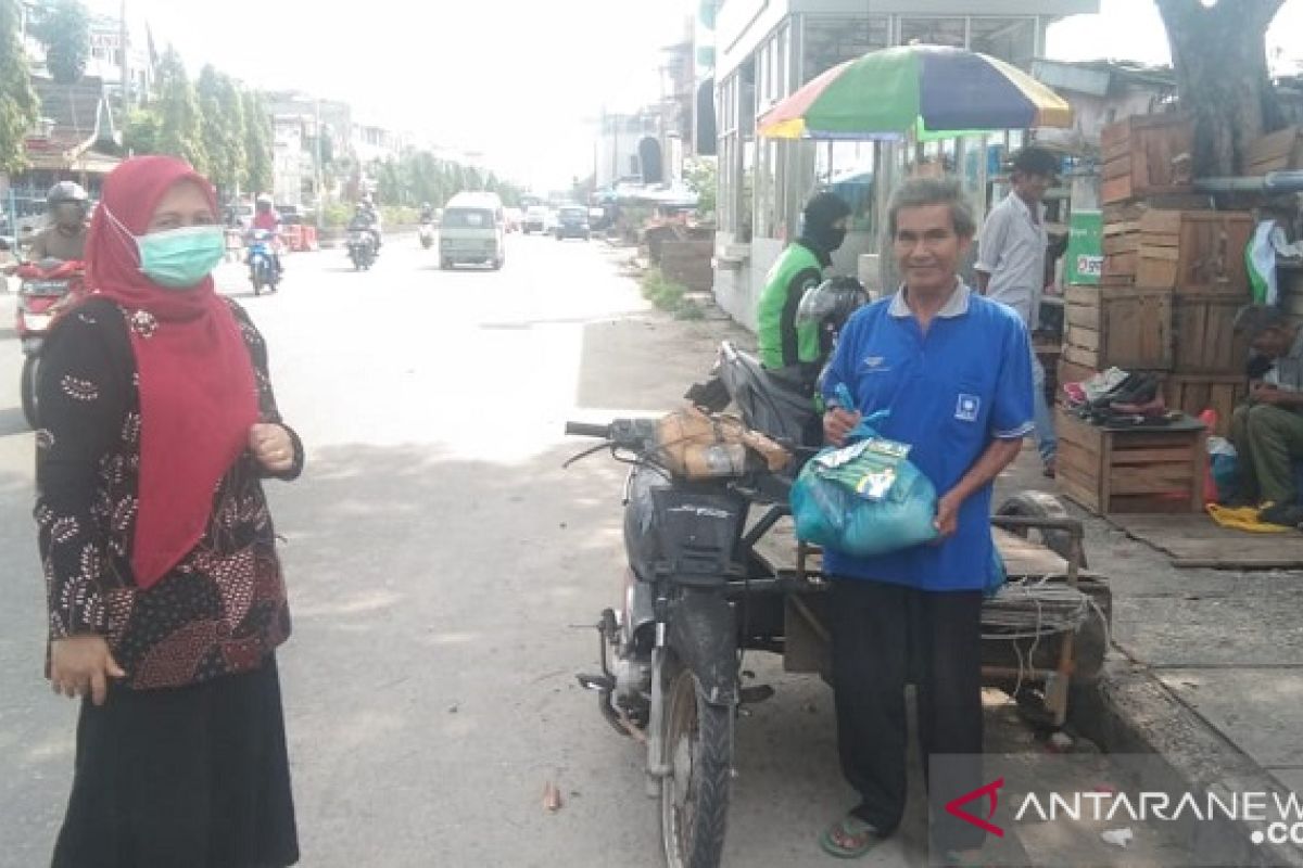 BBPOM Pekanbaru salurkan 100 paket sembako