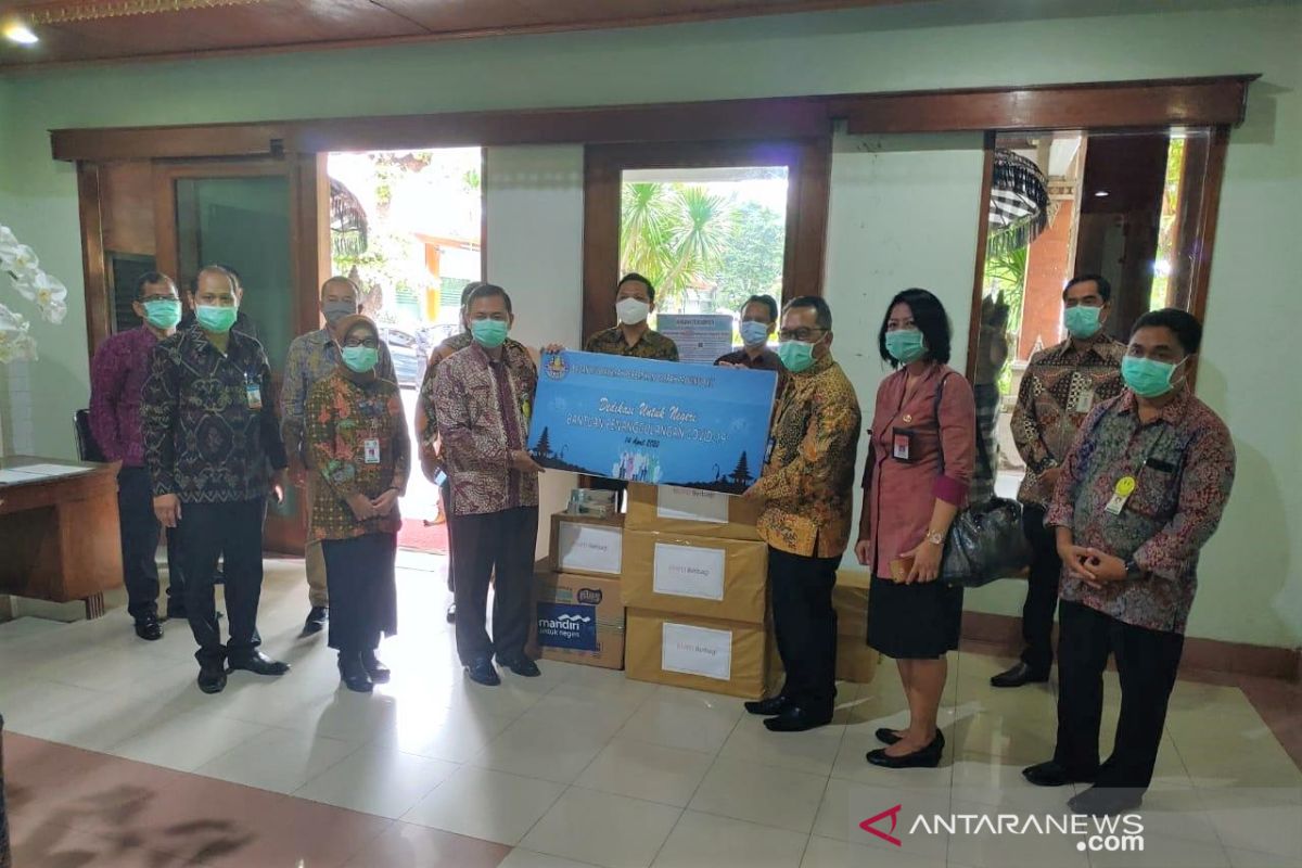 Badan musyawarah perbankan Bali bantu APD ke RSUP Sanglah