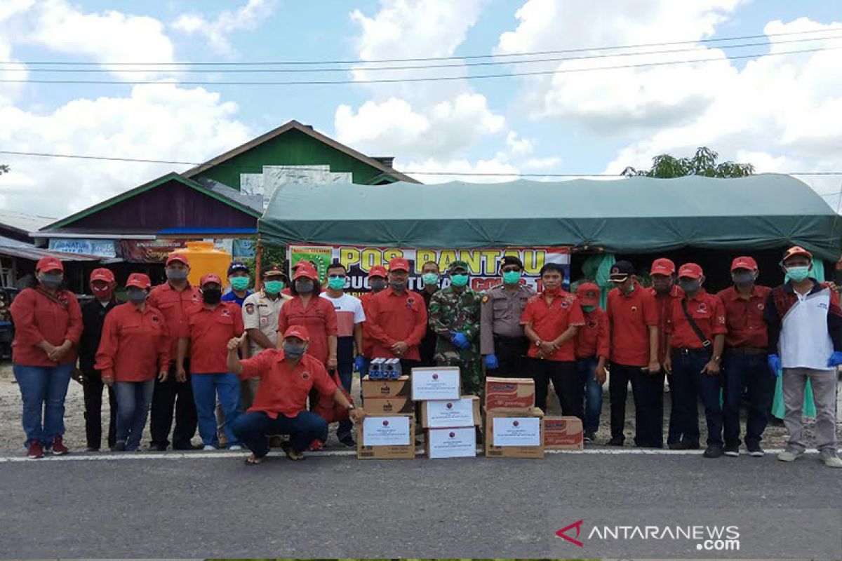 PDIP Barsel serahkan bantuan kepada petugas posko pantau COVID 19