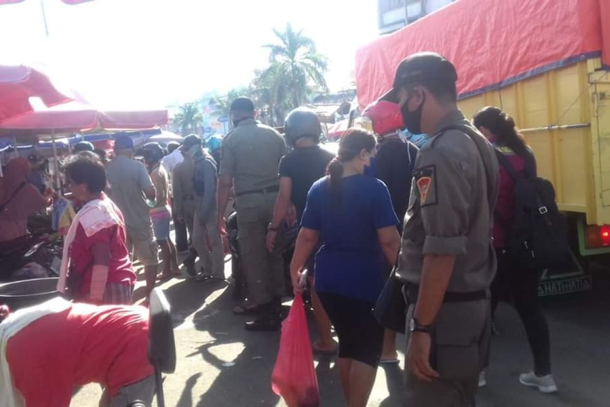 Pemkot Ambon lakukan rapid tes terhadap pedagang di pasar Mardika