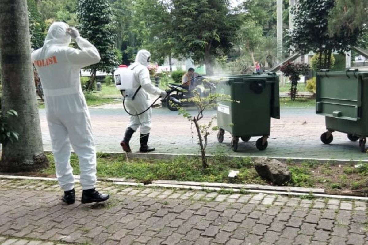 Polda Sumut gencar semprotkan disinfektan cegah  COVID-19