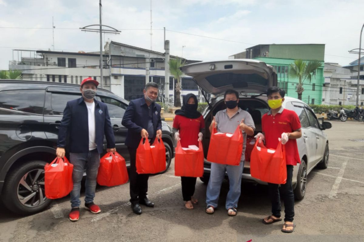 Jaringan Jurnalis Kristiani bagi makanan ke  warga terdampak COVID-19