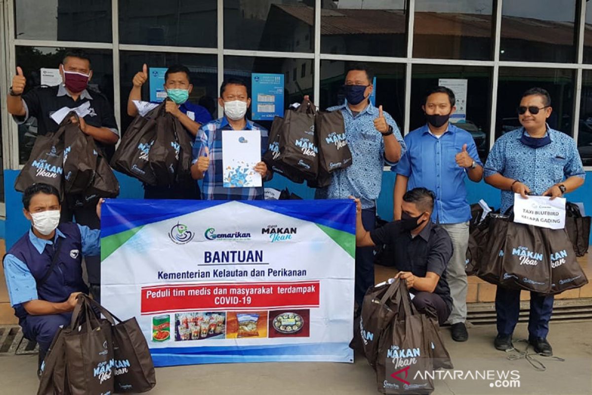 KKP bagikan paket olahan ikan untuk pengemudi taksi dan ojek daring