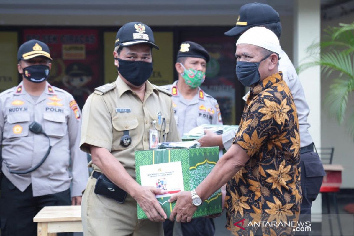 421 KK di Cakung terima bantuan paket sembako dari Pemprov