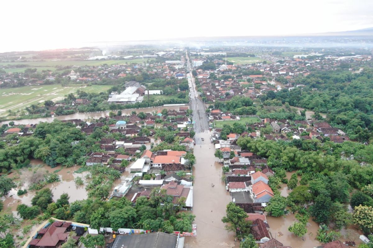 Jalan Kraton di Pasuruan ditutup akibat banjir