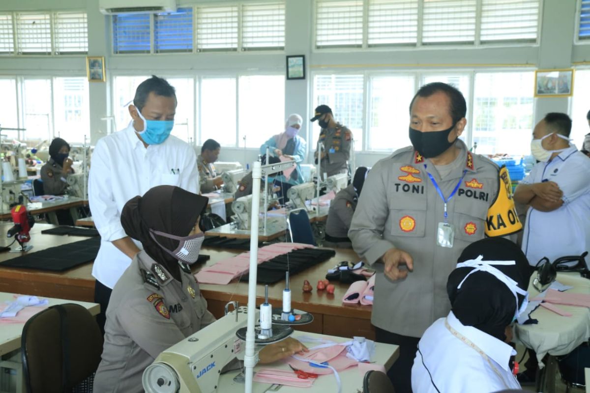 Polda Sumbar berikan Polwan pelatihan menjahit masker bantu kebutuhan COVID-19