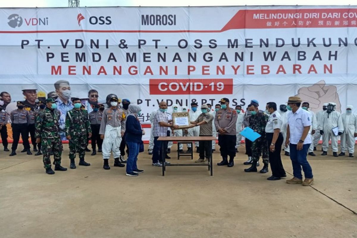 PT VDNI dan OSS menyerahkan bantuan logistik kesehatan COVID-19