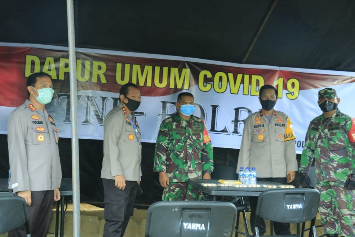 Kapolda Sumbar tinjau dapur umum TNI-Polri di Jembatan Siti Nurbaya