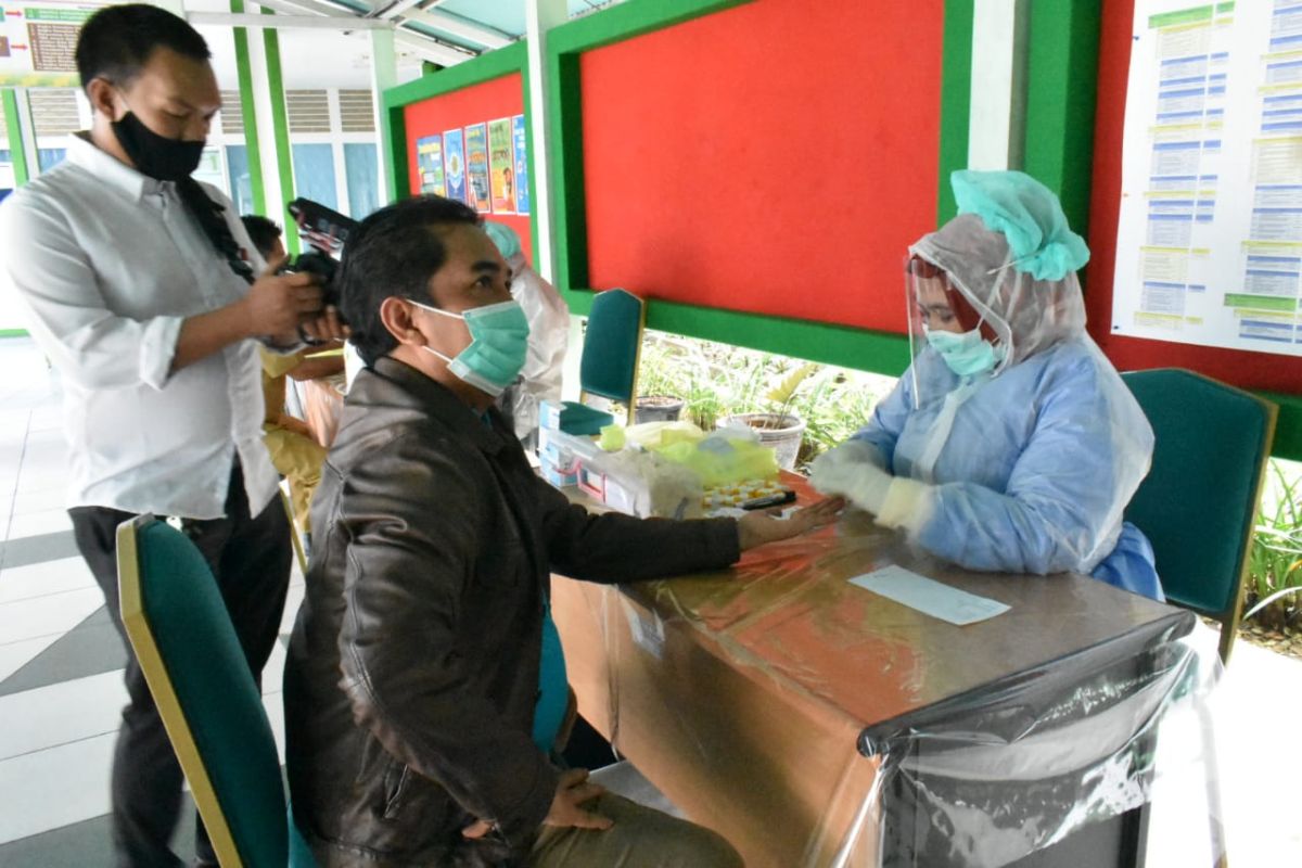 Sejumlah pejabat Pemkot Pontianak jalani rapid test COVID-19