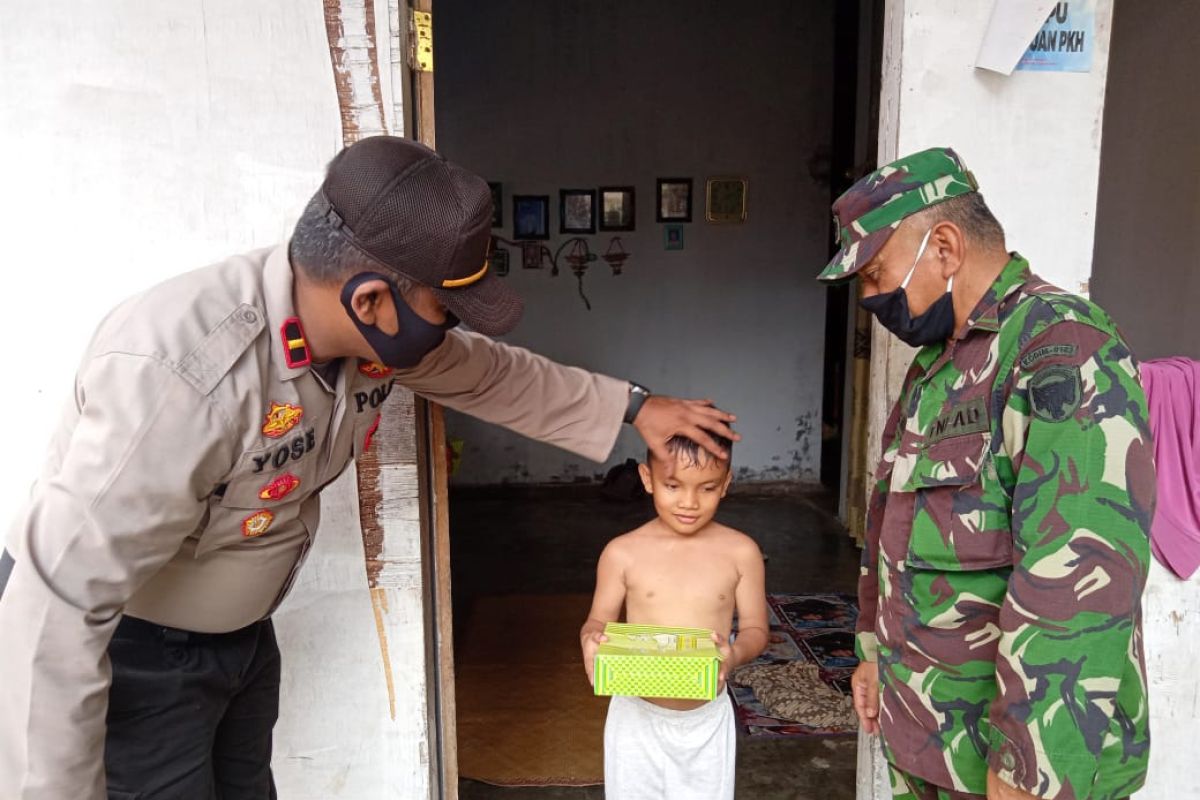 Kapolsek-Danramil di Aceh Utara bagikan kari kambing untuk anak yatim