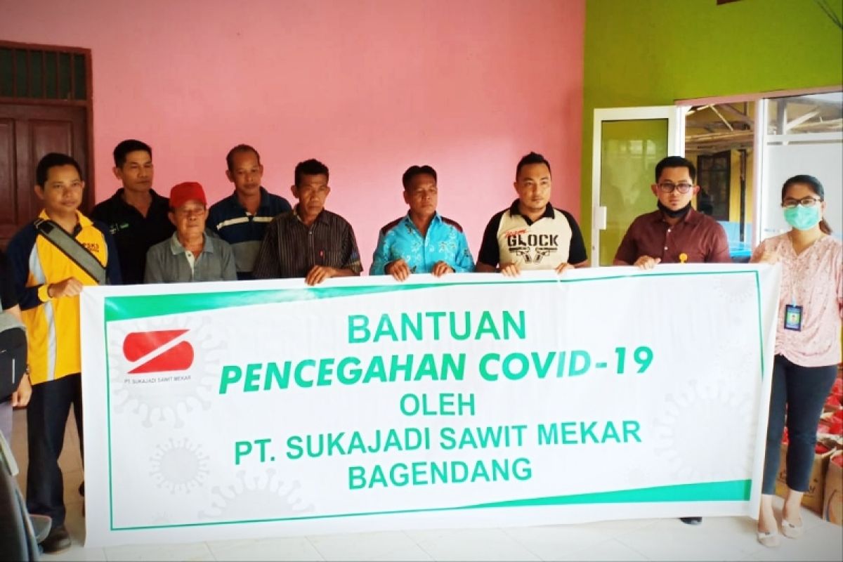 PT Sukajadi Sawit Mekar Bagendang berikan bantuan kepada masyarakat terdampak pandemi COVID-19