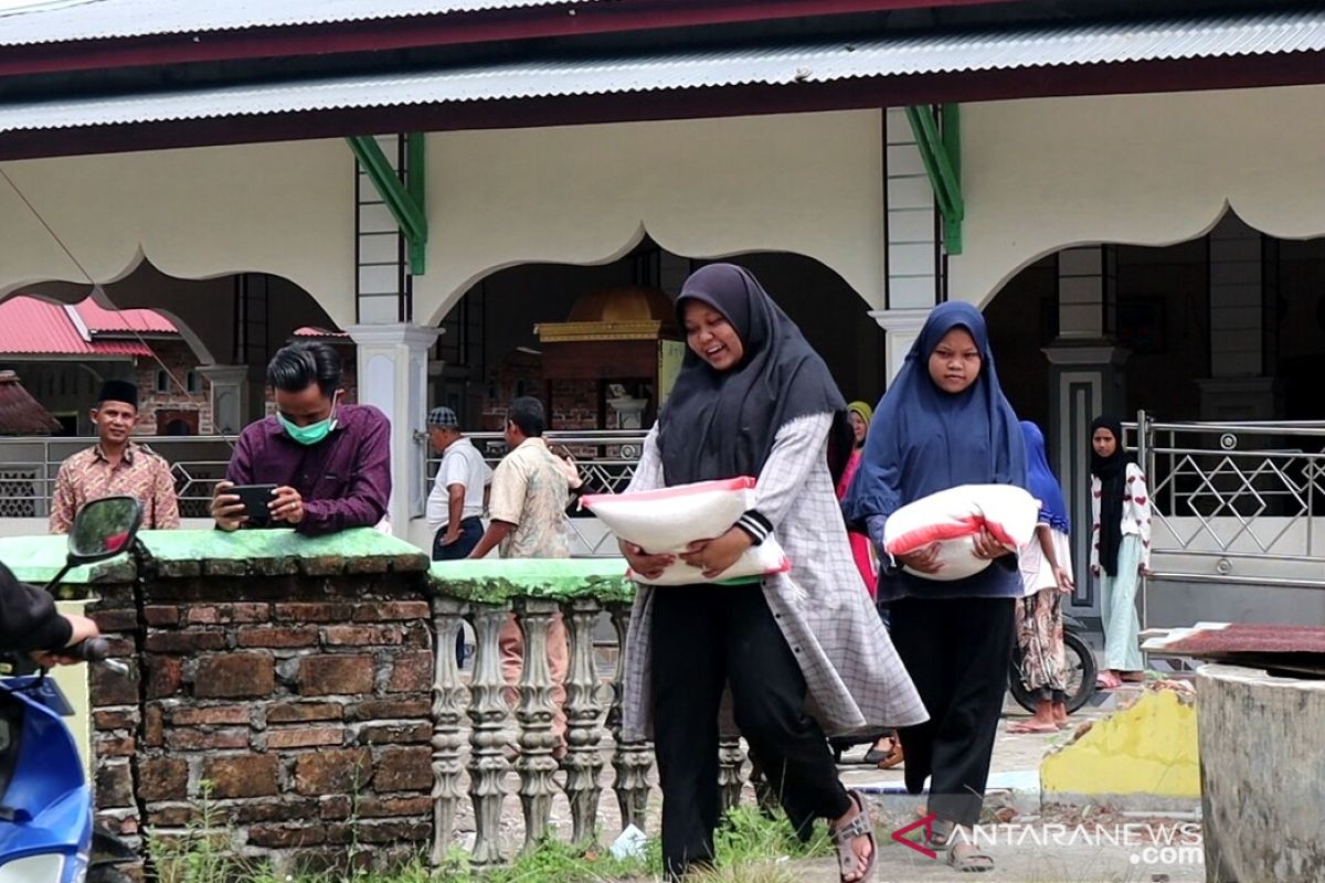Hadapi dampak pandemi COVID-19, Yayasan Al-Aziz salurkan delapan ton beras untuk ratusan anak yatim di Padang Pariaman