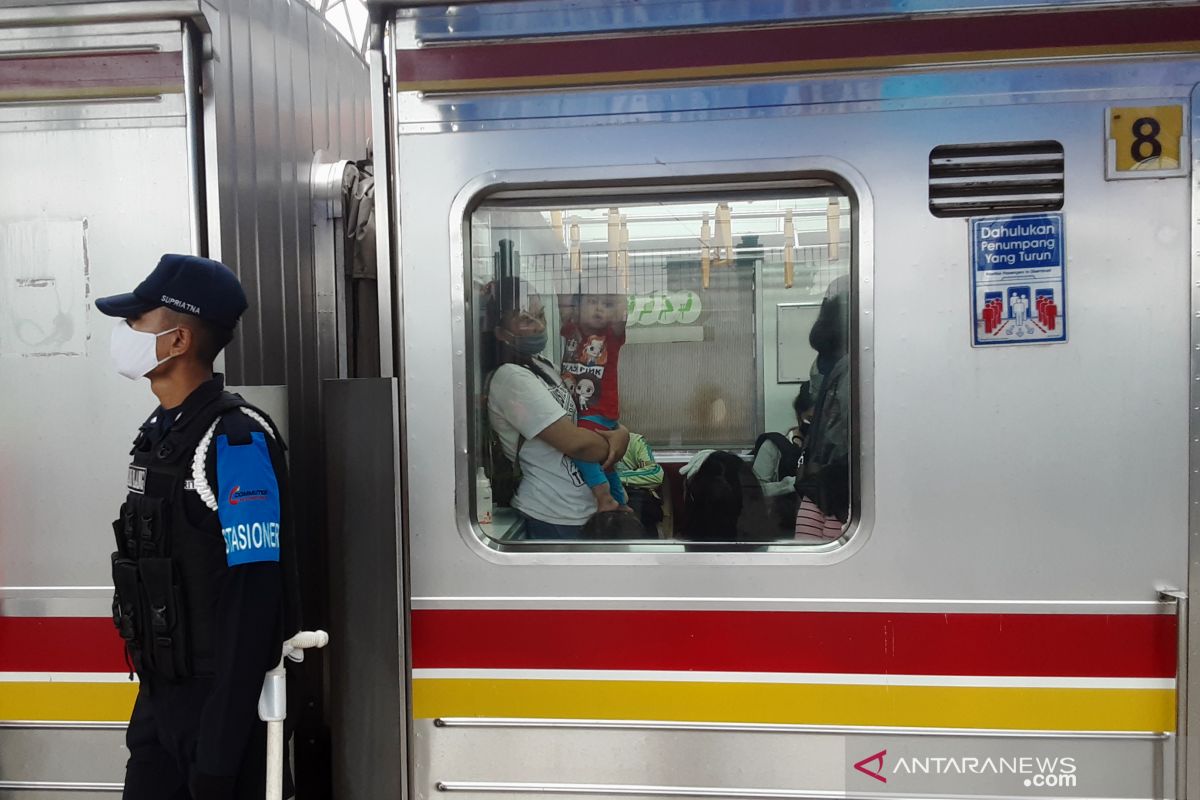 Penumpang kereta di Stasiun Tanah Abang masih ramai