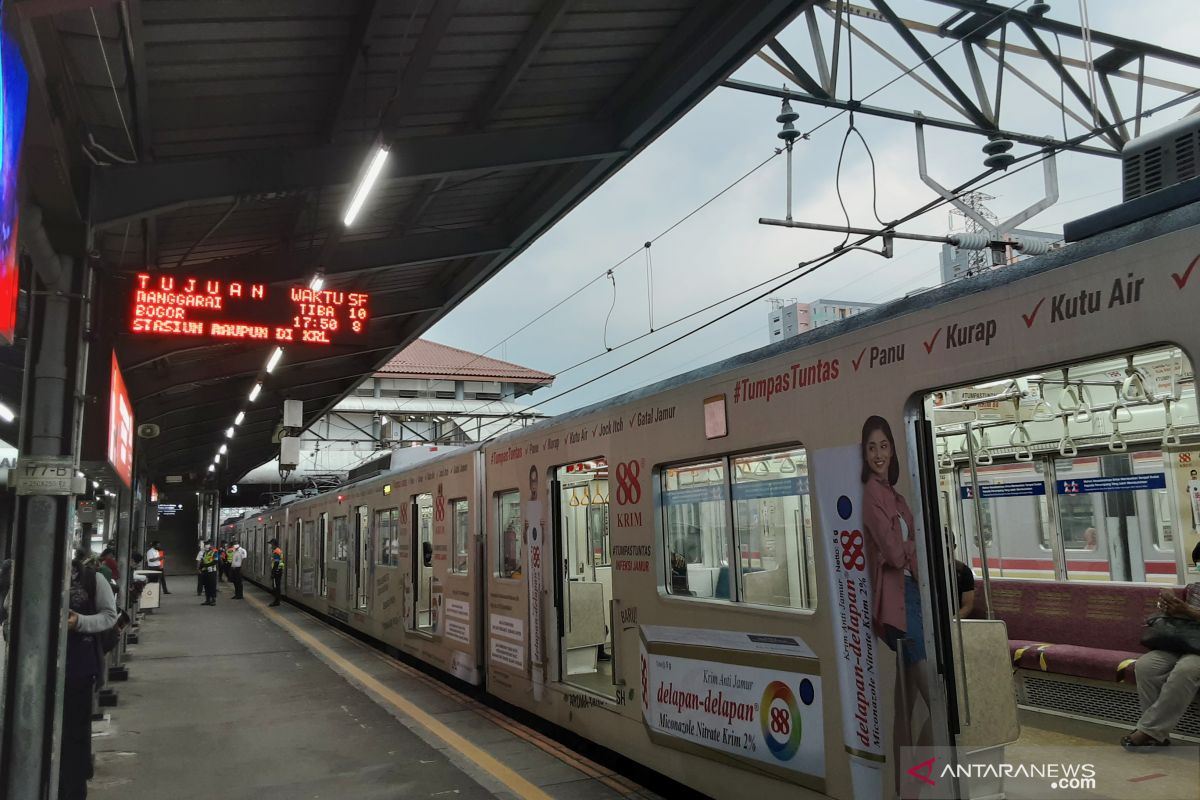 Kereta terakhir dari Stasiun Tanah Abang dengan tujuan Bogor sepi penumpang
