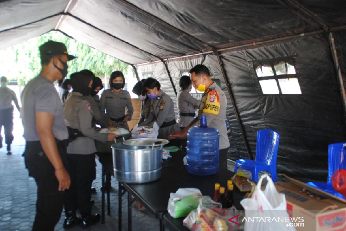 Polres Palu bangun dapur umum untuk bantu masyarakat terdampak COVID-19