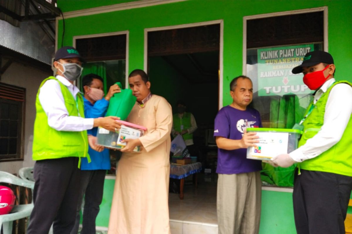 Baznas helps blind people affected by COVID-19 in Banjarmasin