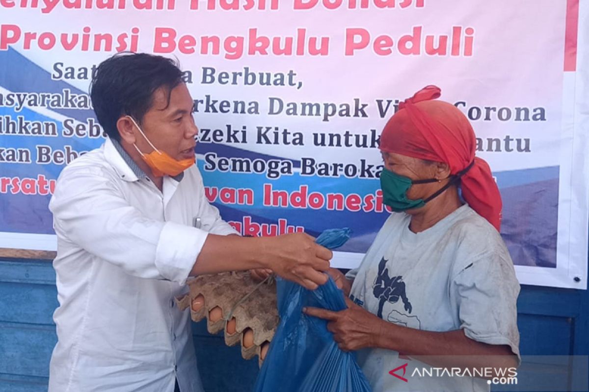 PWI Bengkulu bagikan 100 paket sembako untuk warga