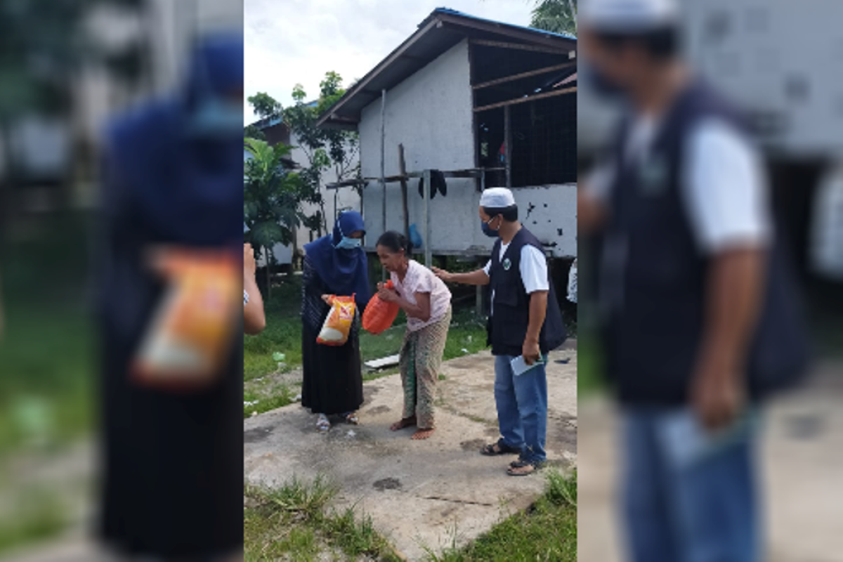 Lembaga muallaf Kapuas Hulu salurkan sembako di batas Indonesia - Malaysia