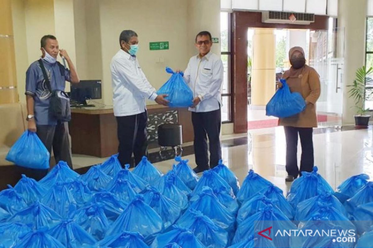 UNP bagikan 1.000 paket sembako untuk mahasiswa