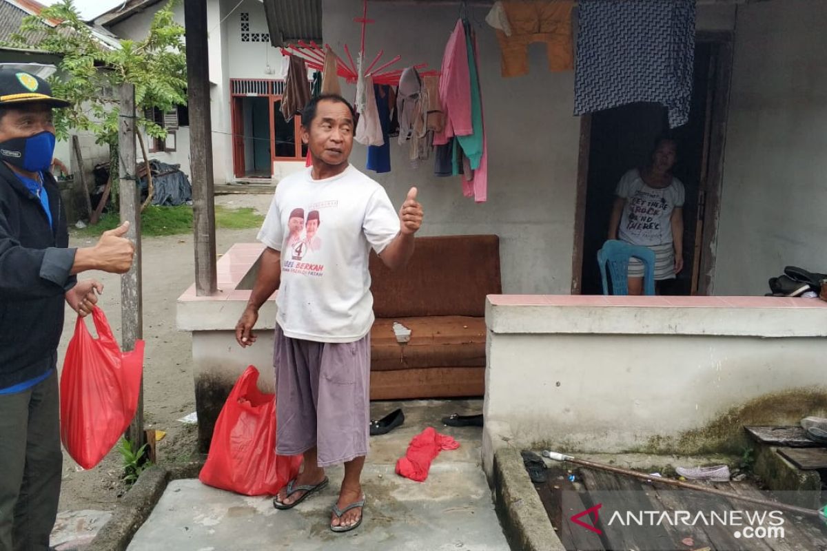 Anggota DPRD Bangka bagikan ratusan paket sembako bagi warga kurang mampu