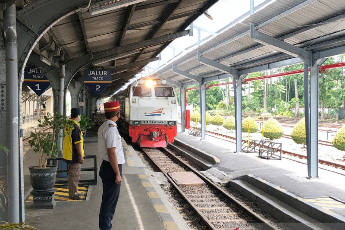 Kereta Api Cirebon batalkan semua perjalanan kereta penumpang