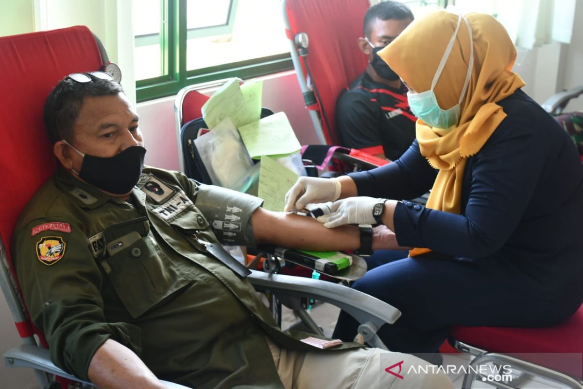 Korem 133/Nani Wartabone donor darah bantu PMI Gorontalo