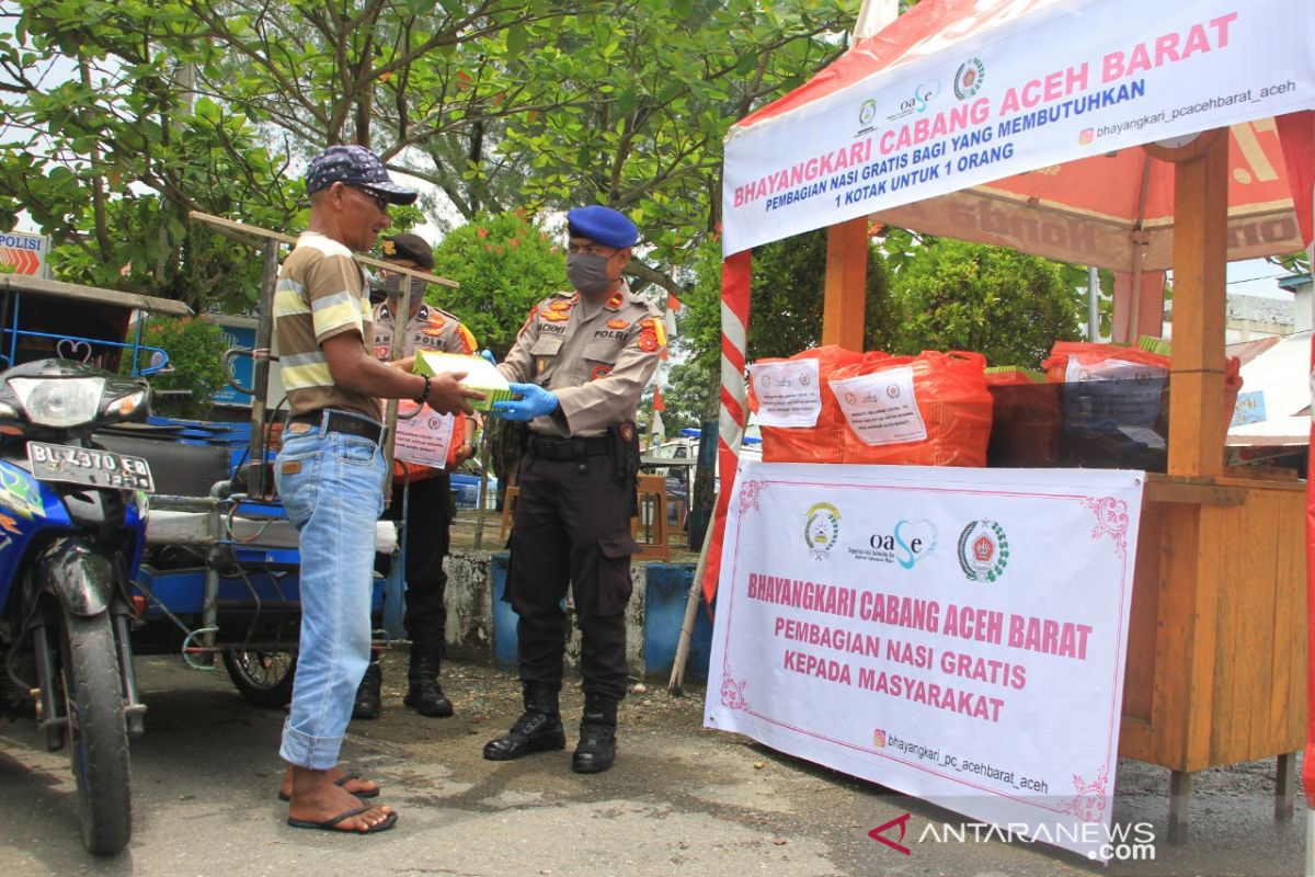 Polisi peduli warga terdampak COVID-19