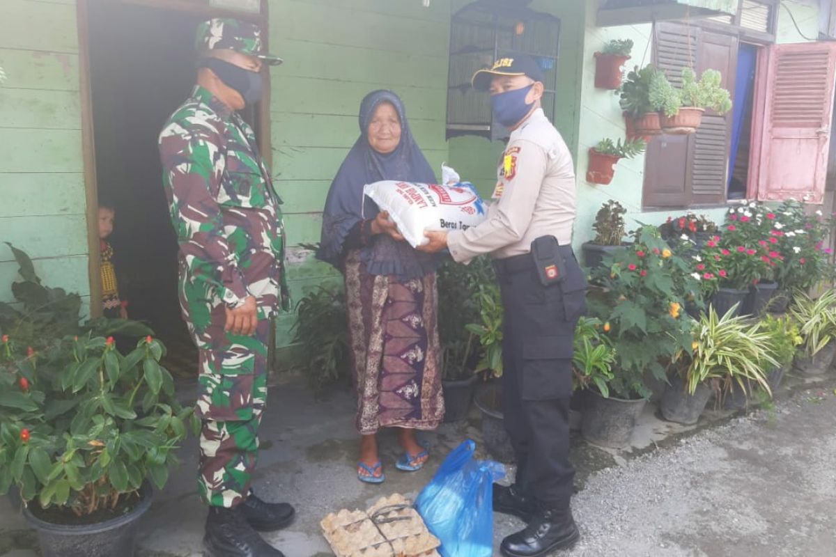 Polisi dan TNI di Bener Meriah bagikan seratus paket sembako